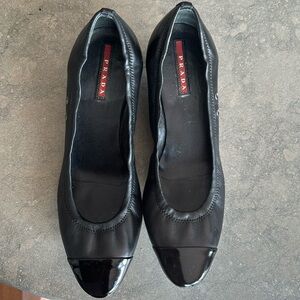 Prada kitten heel in leather with a patent leather toe.